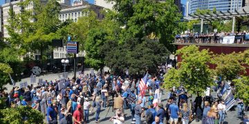 西雅圖市中心的撐警察集會與反警察示威者