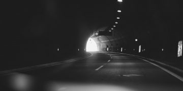 公路隧道（Photo by Alexander Mils on Unsplash）