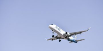 阿拉斯加航空(Photo by Allie on Unsplash)