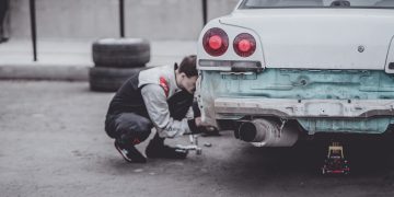 修車（Photo by Arseny Togulev on Unsplash）