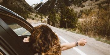 旅行(Photo by averie woodard on Unsplash)