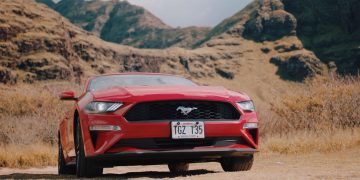 山野中的汽車 （Photo by Avi Richards on Unsplash）