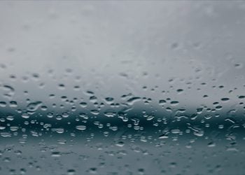 雨點打在玻璃上（Photo by Brianna Santellan on Unsplash）