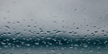 雨點打在玻璃上（Photo by Brianna Santellan on Unsplash）