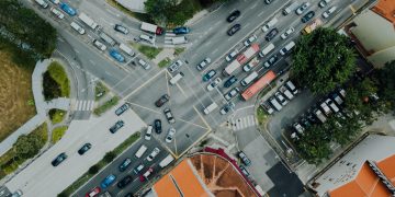 交叉路口（Photo by chuttersnap on Unsplash）