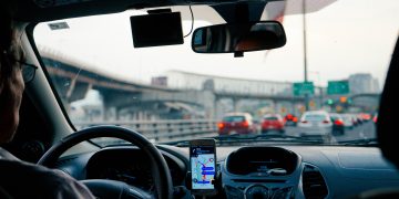駕車(Photo by Dan Gold on Unsplash)