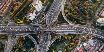 錯綜相連（Photo by Denys Nevozhai on Unsplash）