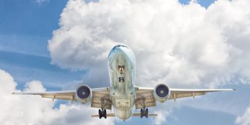 飛機 (Photo by Ethan McArthur on Unsplash)