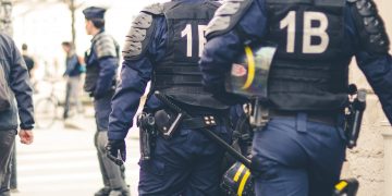 執行巡邏任務中的警察         (Photo by ev on Unsplash)