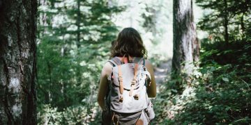 登山(Photo by Jake Melara on Unsplash)