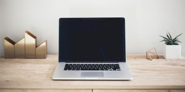 筆記本電腦（Photo by Kari Shea on Unsplash）