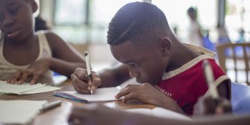 學習中的孩子（photo by Santi Vedrí on unsplash）