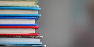 讀書（Photo by Kimberly Farmer on Unsplash）