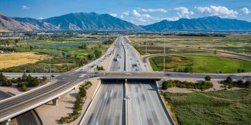 公路（Photo by Kruse Collins on Unsplash）