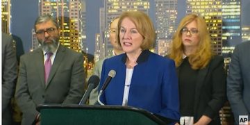 西雅图市长Jenny Durkan就枪击事件发表讲话（视频截图 AP）