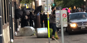 身着黑衣打黑伞的暴徒团伙（来源：网友推特）