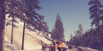 鏟雪車(Photo by NeONBRAND on Unsplash)