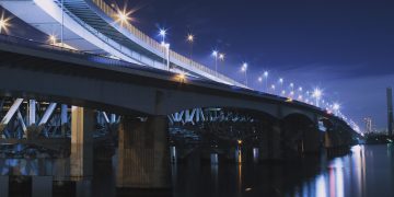 大橋（Photo by NihoNorway graphy on Unsplash）