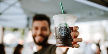 免費咖啡一杯（Photo by Omar Lopez on Unsplash）