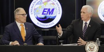 副總統邁克·彭斯（Mike Pence）於2020年3月5日星期四在華盛頓與華盛頓州州長傑伊·英斯利（Jay Inslee）會談，討論該州為遏制COVID-19冠狀病毒擴散所做的努力。（美联社）