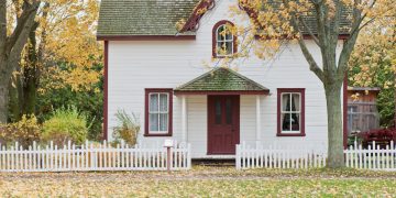 楓樹下的小屋   （Photo by Scott Webb on Unsplash）
