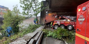 一辆半挂式卡车从I5快车道的侧面滑落。（华州巡警Rick Johnson, 推特）