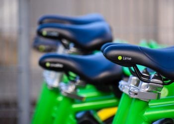街頭上的共享自行車（Photo by Taylor Vick on Unsplash）