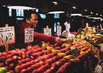 派克市場的水果攤(Photo by Tim Mossholder on Unsplash)