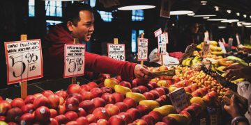 派克市場的水果攤(Photo by Tim Mossholder on Unsplash)