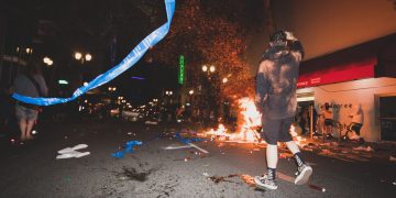 抗議者 (Photo by Tito Texidor III on Unsplash)