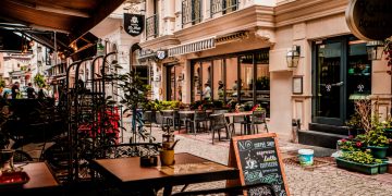 户外就餐 (Photo by Tony Lee on Unsplash)