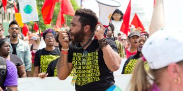 西雅圖示威者 （Photo by Vlad Tchompalov on Unsplash）