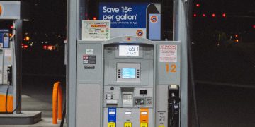 夜幕中的加油站（Photo by Wesley Tingey on Unsplash）