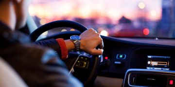 駕車（Photo by why kei on Unsplash）