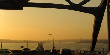過橋（Photo by Wonderlane on Unsplash）