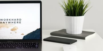 Workhard Anywhere（Photo by Kevin Bhagat on Unsplash）