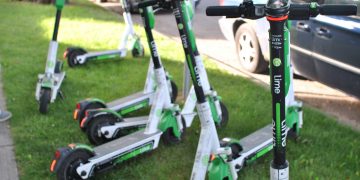 電動滑板車 (Photo by Zera Li on Unsplash)