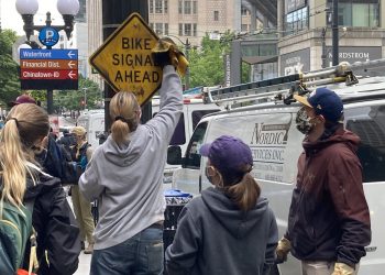 市民自發來到騷亂過後的市中心做清理工作（圖片來自推特網友Teri McClain@terileemcclain）