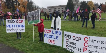 11月7號 衆多華州居民前往首府奧林匹亞州政府舉行“停止竊選”游行 參與的華裔居民舉出End CCP標志