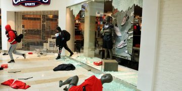 騷亂過後的Bellevue 商場多家商店被砸 店內商品被洗劫 （來自推特網友David Nelson@wapio3021）