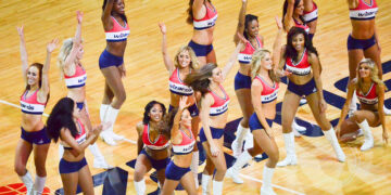 Washington Wizards cheer team/Flickr